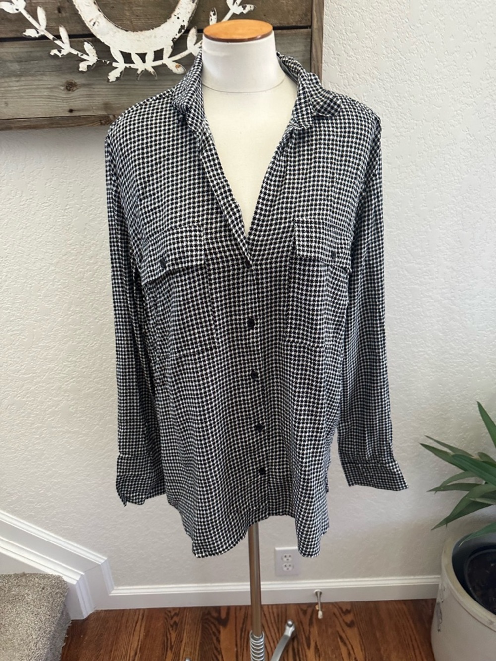 Boutique Flawless brand Black and White Check Button-Down Shirt ladies L NWT‎